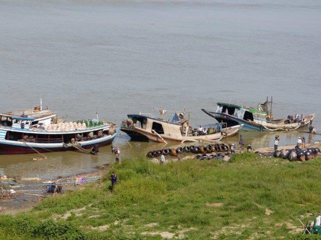 am Irrawaddy wird alles auf Schiffe verladen