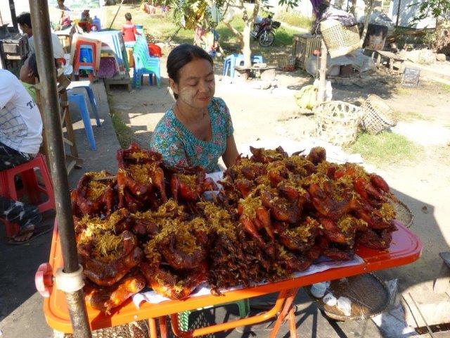 zurueck in Yangon an einem Snackstand