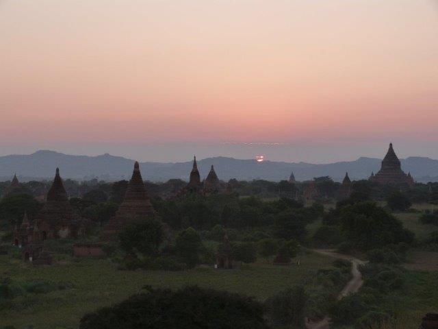 Tempel in Bagan beo Sonnenuntergang
