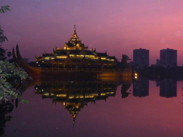 Tempelbesuch in Yangon bei Sonnenuntergang